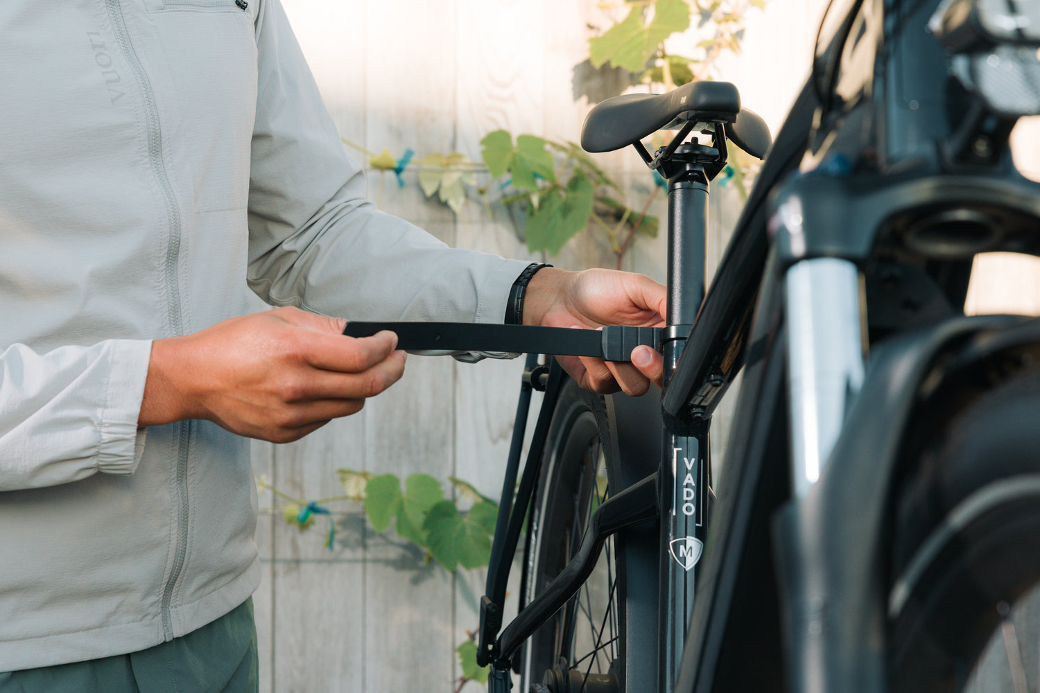 Easy-load Thule OutPace platform rack with ratcheting wheel straps for 3" tires