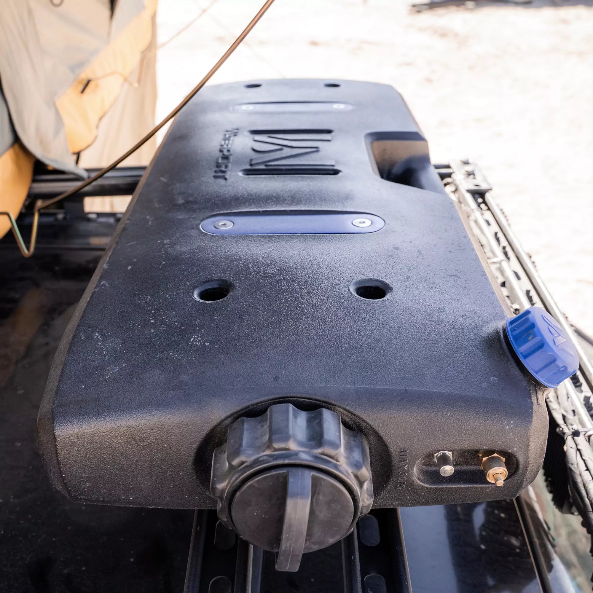 Overlander Tank with Hose and Spray Nozzle – Includes an 8-foot hose and a 5-pattern high-pressure spray nozzle.