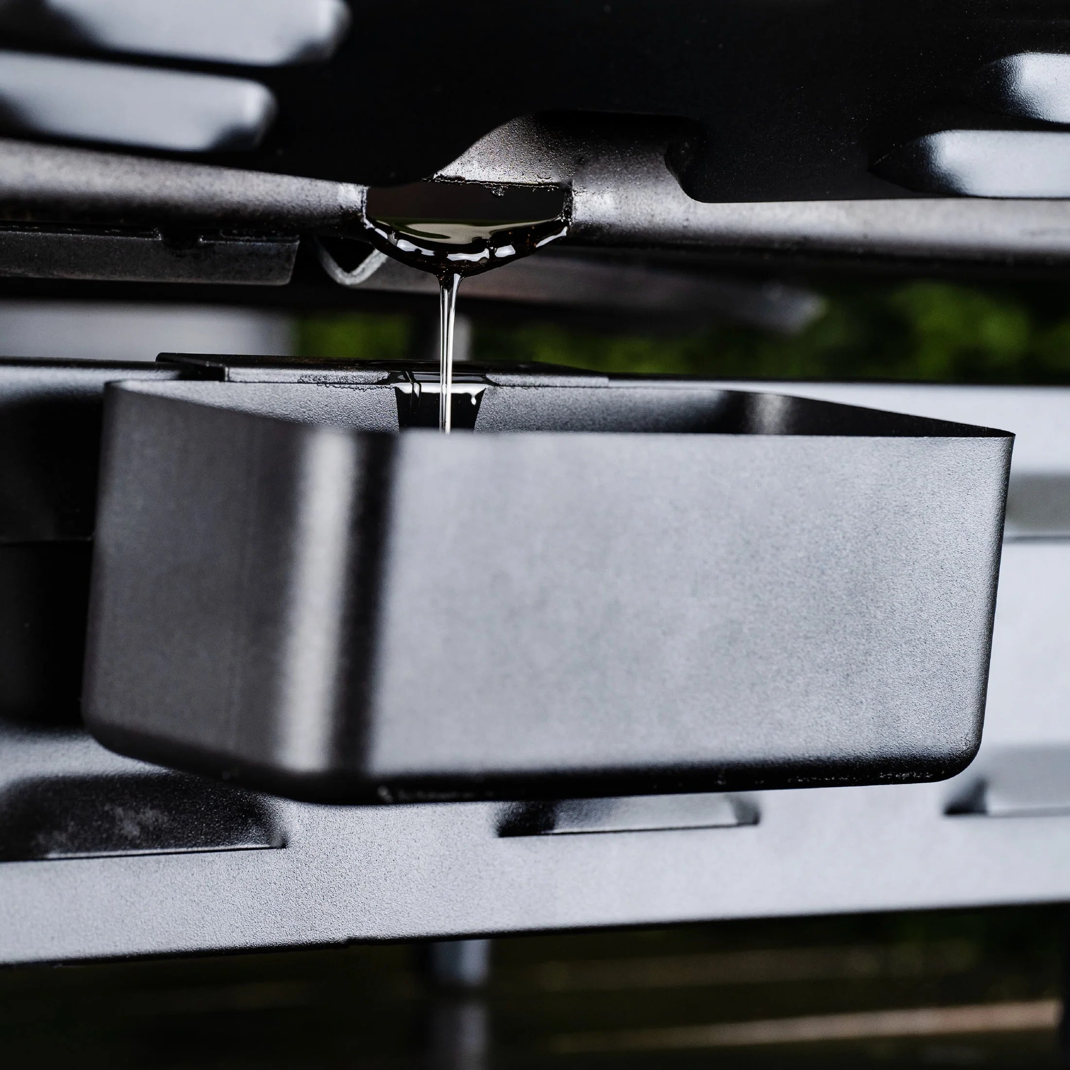 Adjustable height rubber feet – Stability on uneven surfaces like grass or sand.