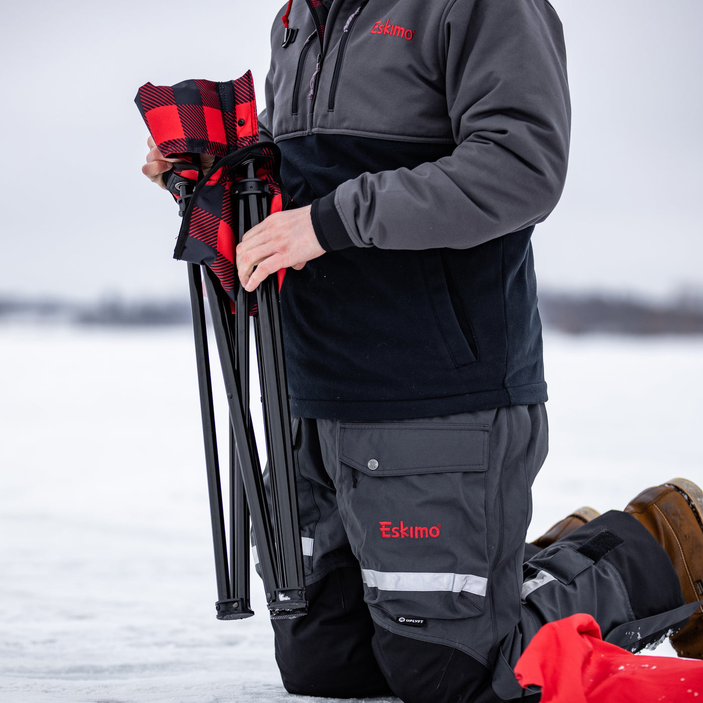 A close-up of the durable 600D Eskimo® plaid fabric, highlighting the stylish and rugged design