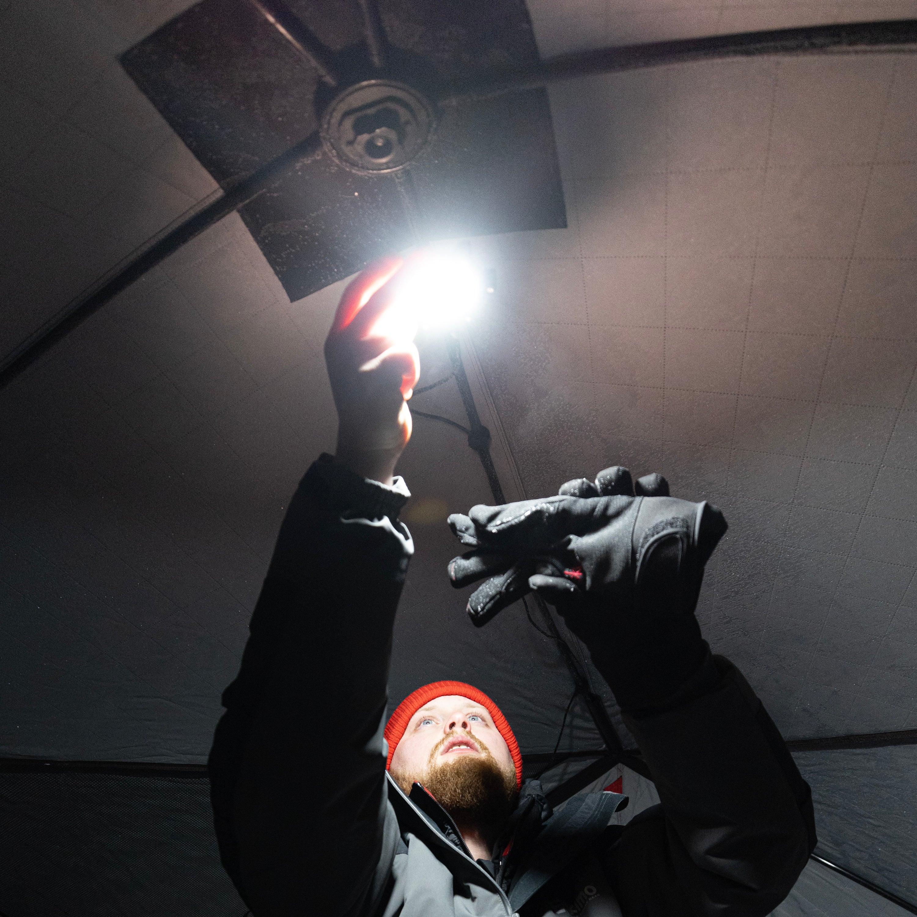 Kit components include a 1400-lumen LED disc light, E-Hub™ base, a USB Type-A adapter, alligator clips, multiple cords (4ft, 5ft, and 4ft with a dimmer), and twelve cord management straps.