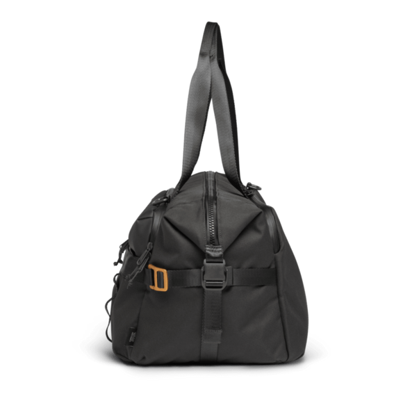 Insulated duffel cooler bag with 25L capacity holds up to 51 cans