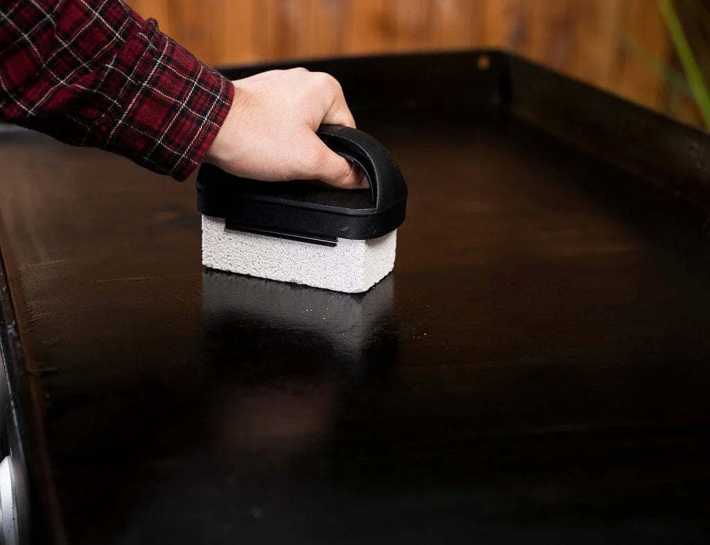 Two ergonomic handles for a comfortable grip while cleaning.