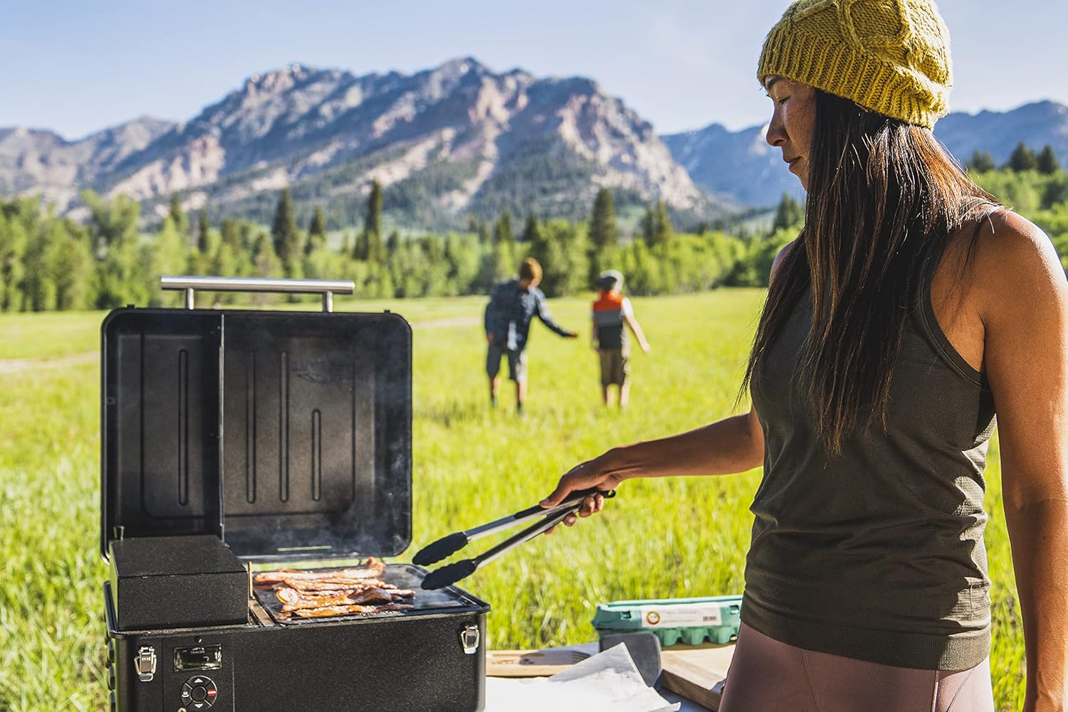 Compact pellet grill interior Traeger Ranger with grill grates