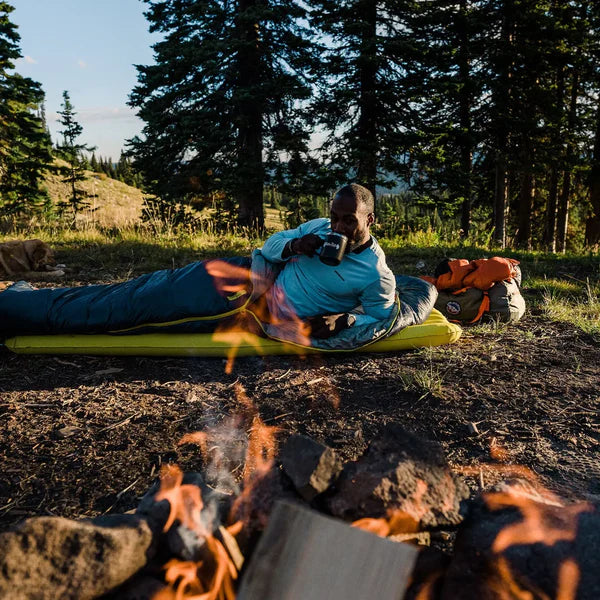 Lightweight synthetic mummy sleeping bag with water-repellent shell