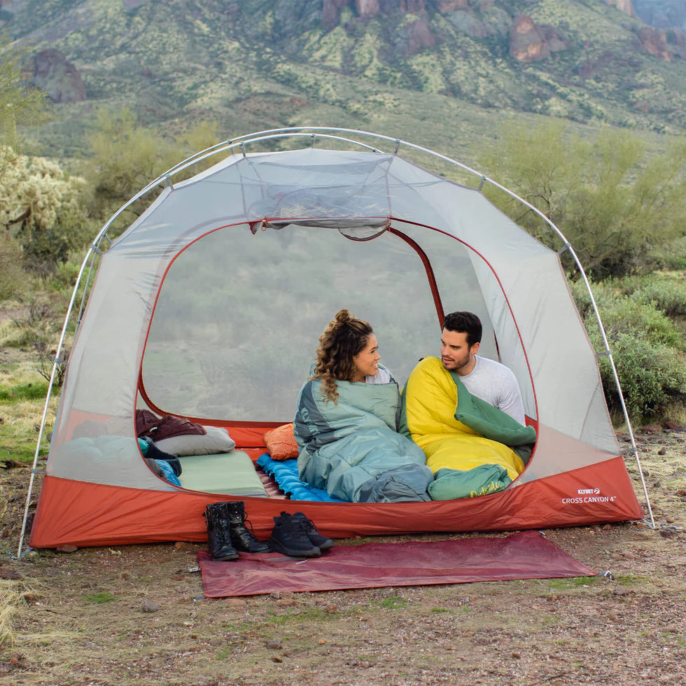 Detailed view of the zipper draft tube on the Wild Aspen 0 sleeping bag, designed to keep cold air out for added warmth