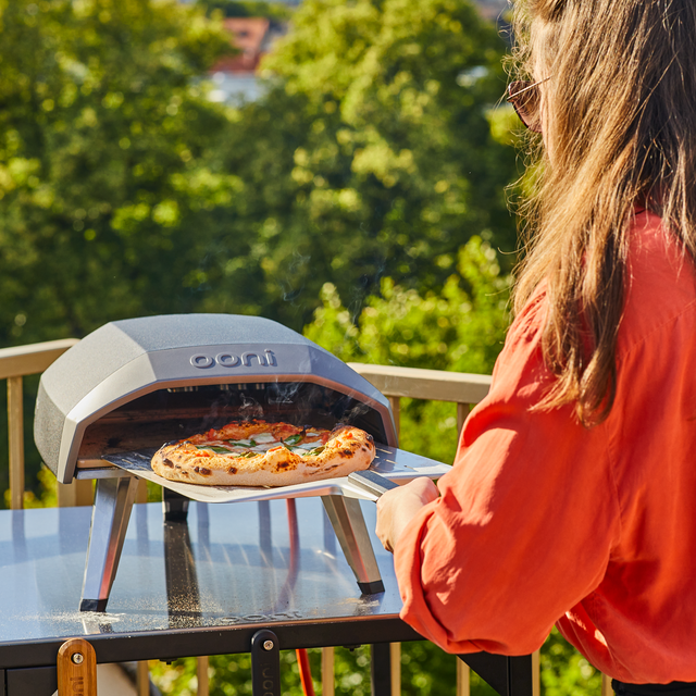 Gas-powered outdoor pizza oven reaching 950°F in just 15 minutes