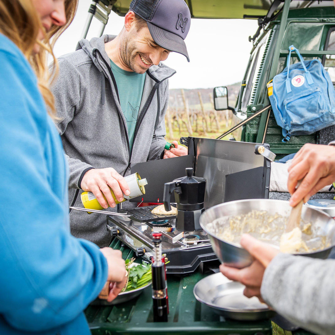 Outdoor cooking with dual independent burners, ideal for simmering sauce and boiling water simultaneously with 3000W flame
