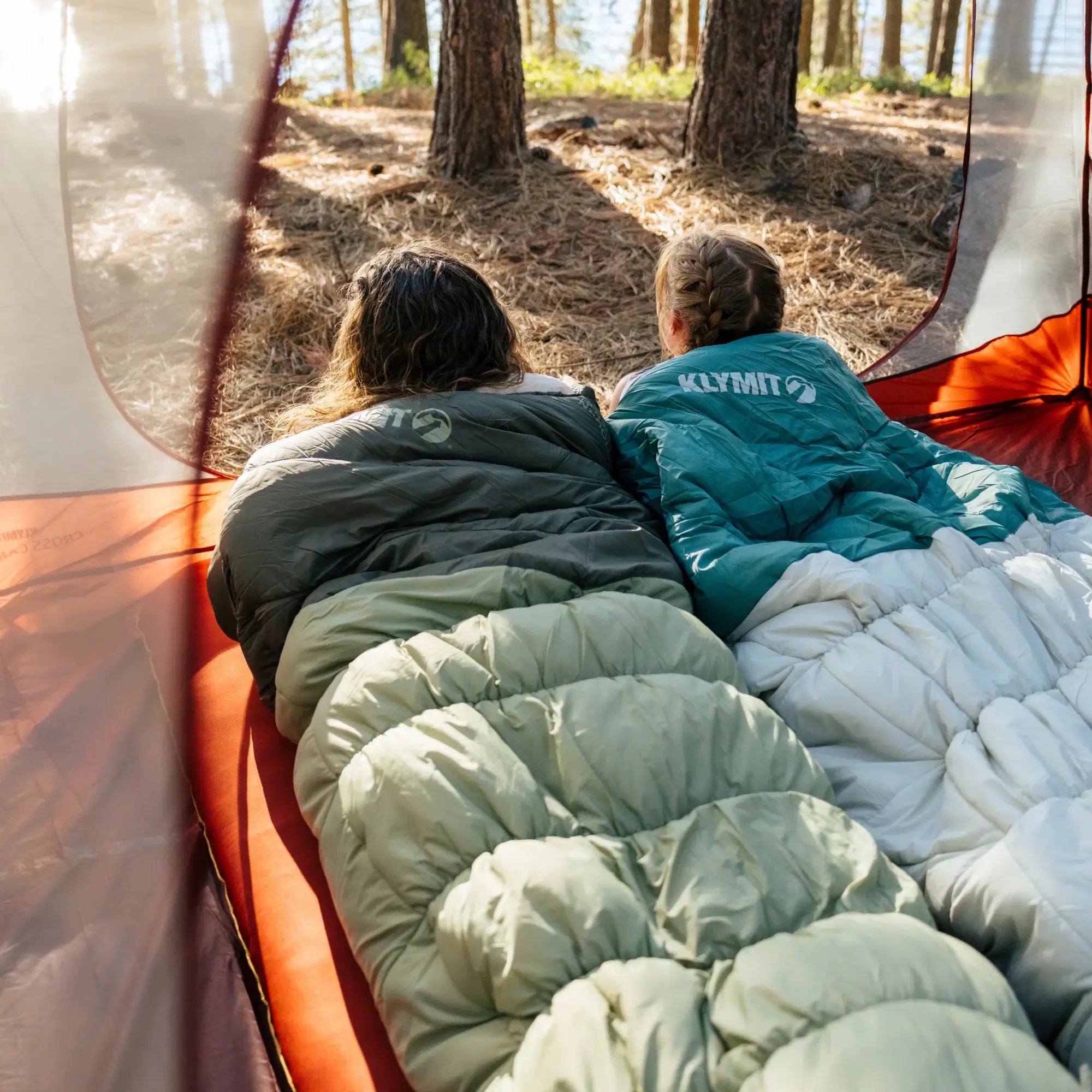 A close-up of the anti-snag, two-way YKK zipper, which allows for easy airflow control and smooth operation without catching on fabric.