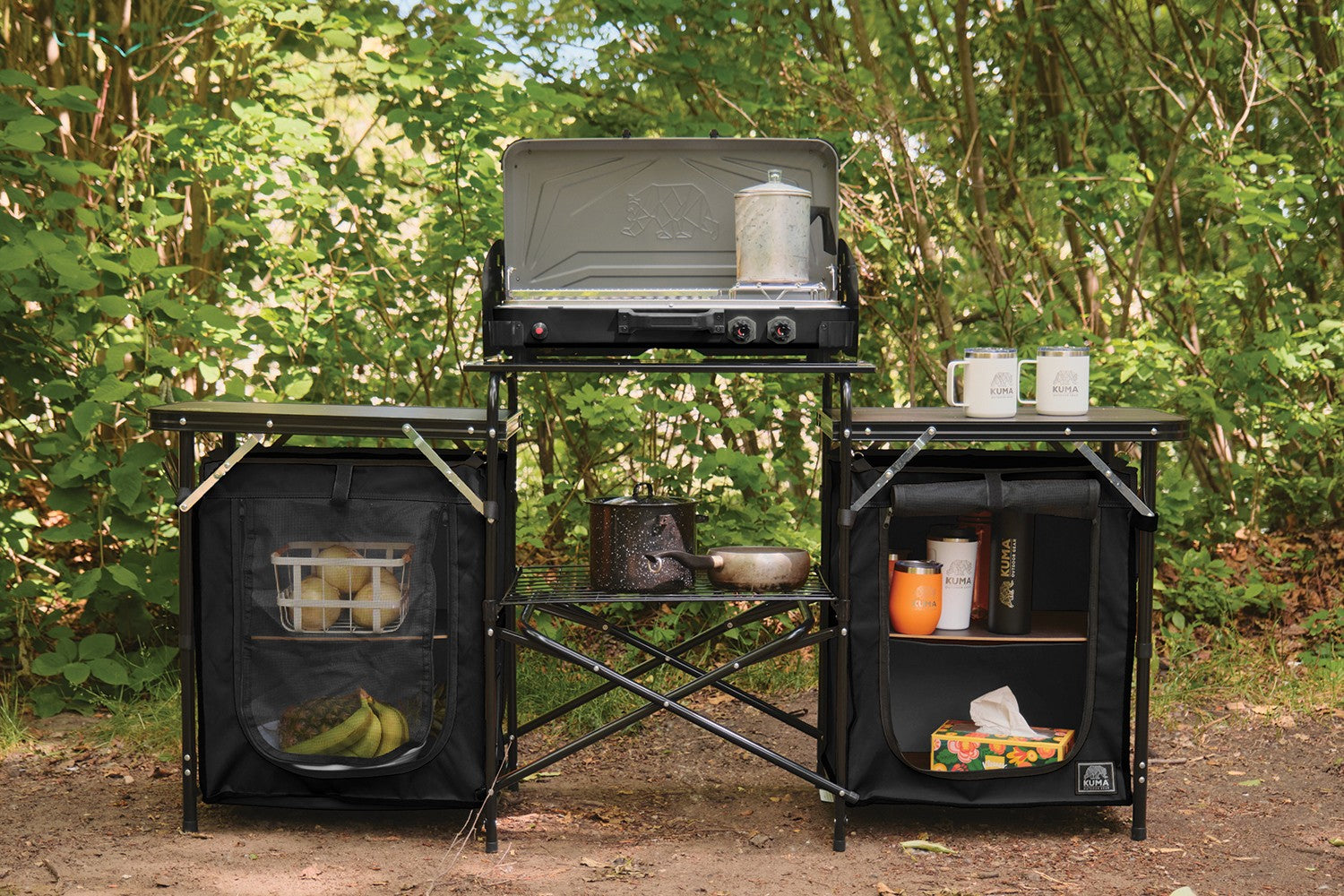 Cocina de campamento de osos ocupados