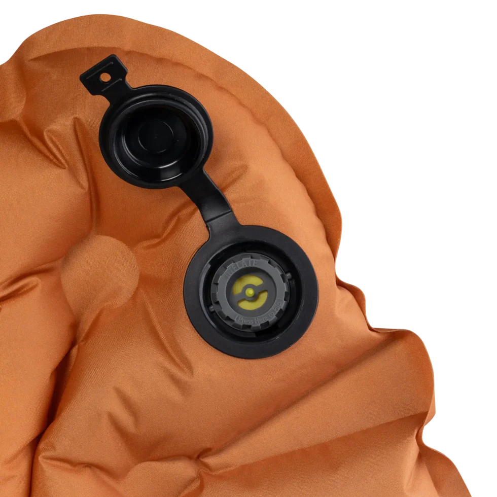 Illustration of multiple reflective film layers and 120g synthetic insulation providing warmth and cold protection.