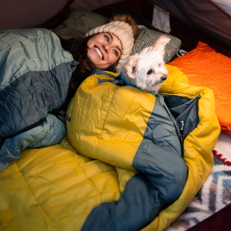 Water droplets beading up on the rugged polyester shell of the Wild Aspen 0 sleeping bag, showcasing its water-resistant properties.
