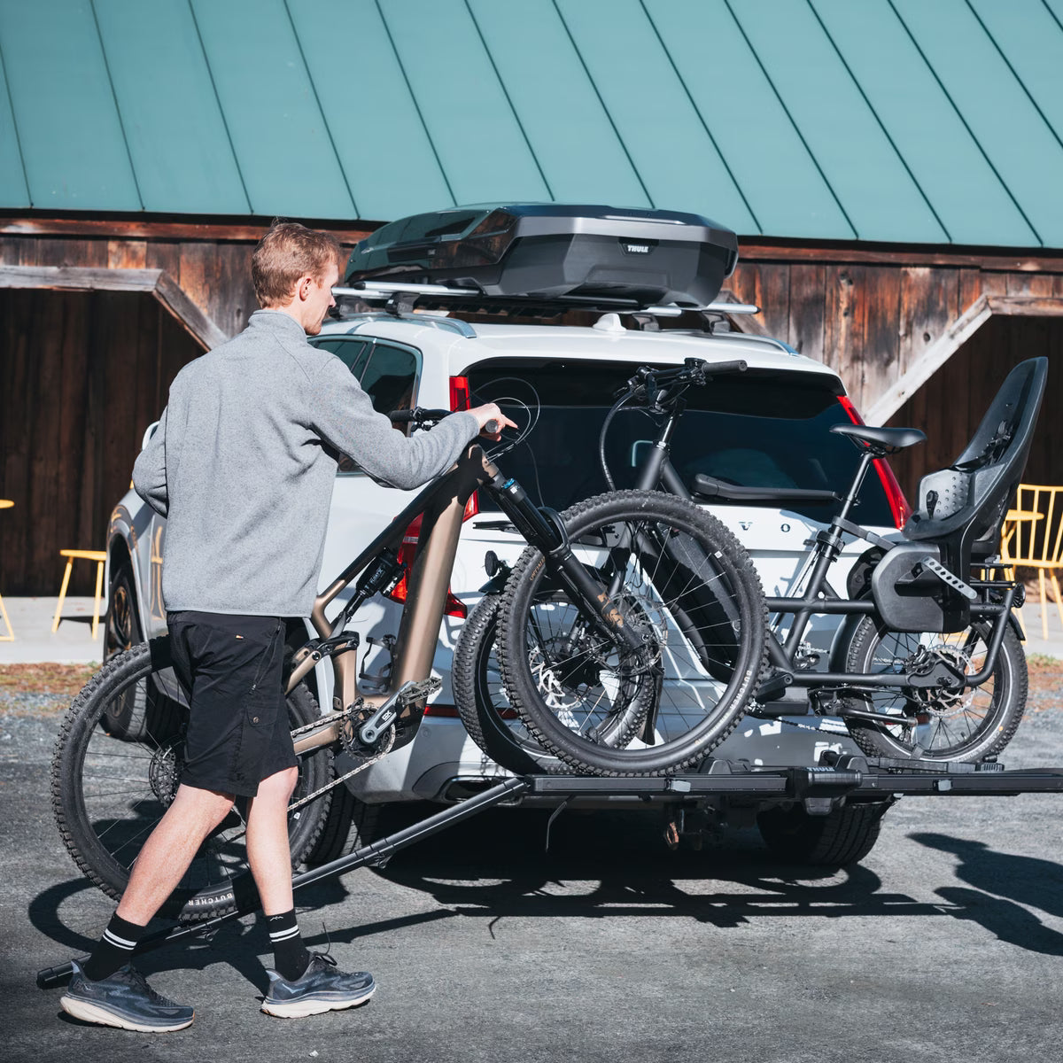 Secure frame or rear wheel mounting system with integrated locking straps on Thule Vero