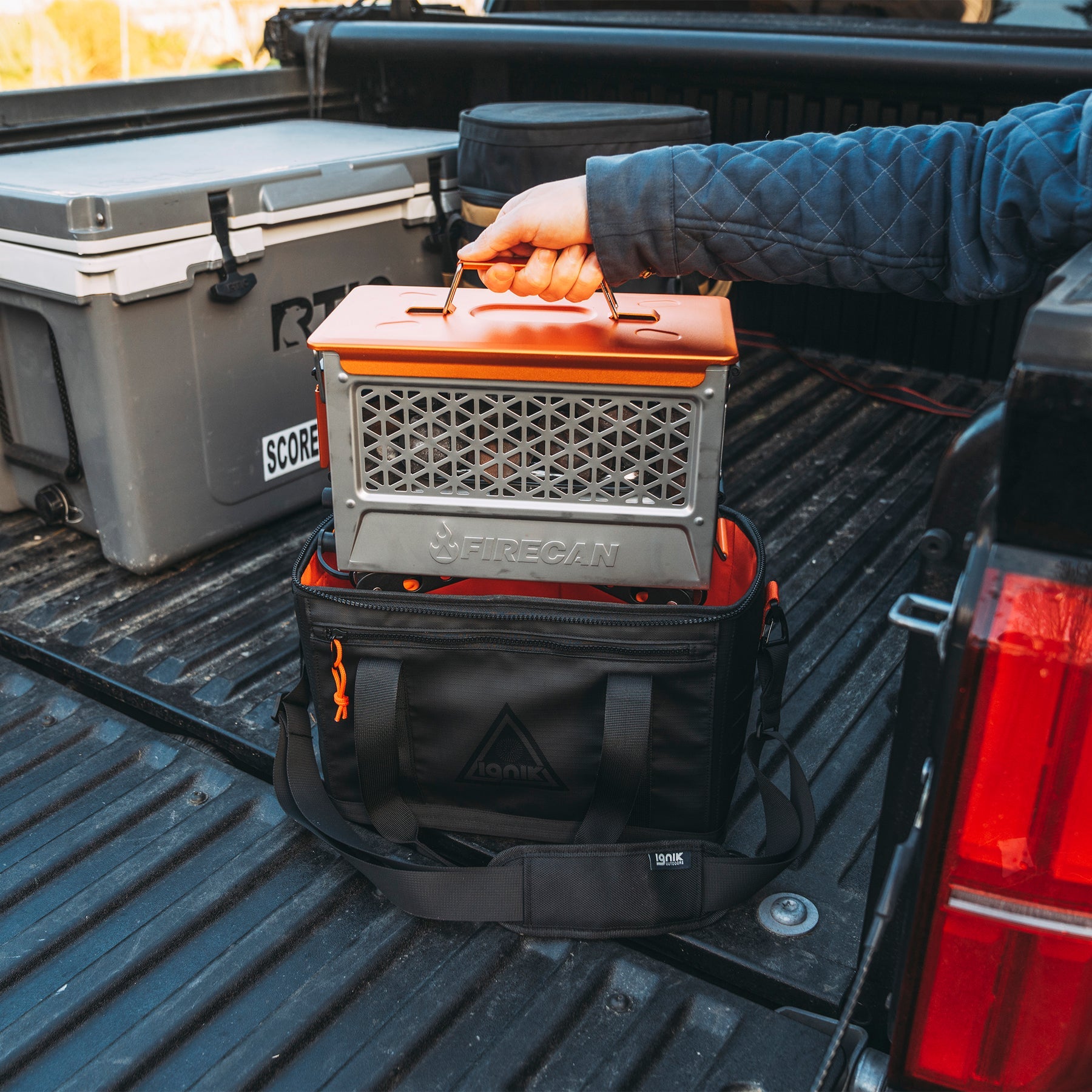 Compact fire pit travel case with reinforced lid and base
