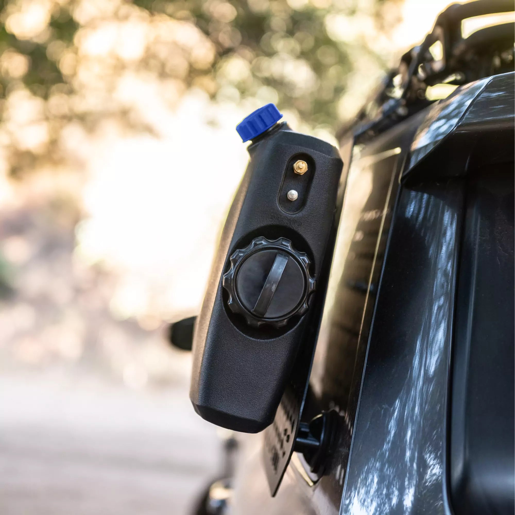 Close-up of Pressurization Options – The tank's pump cap, Schrader valve, and self-pressurization system for versatile use.
