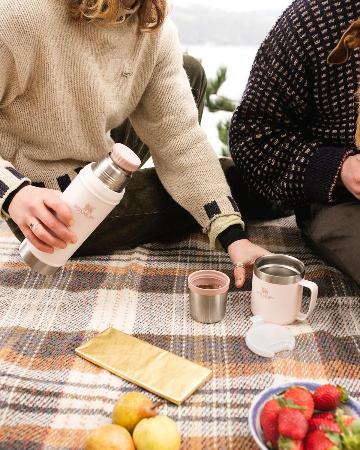 Side view of the slim, one-hand grip design of the insulated bottle, made from recycled stainless steel with BPA-free materials.