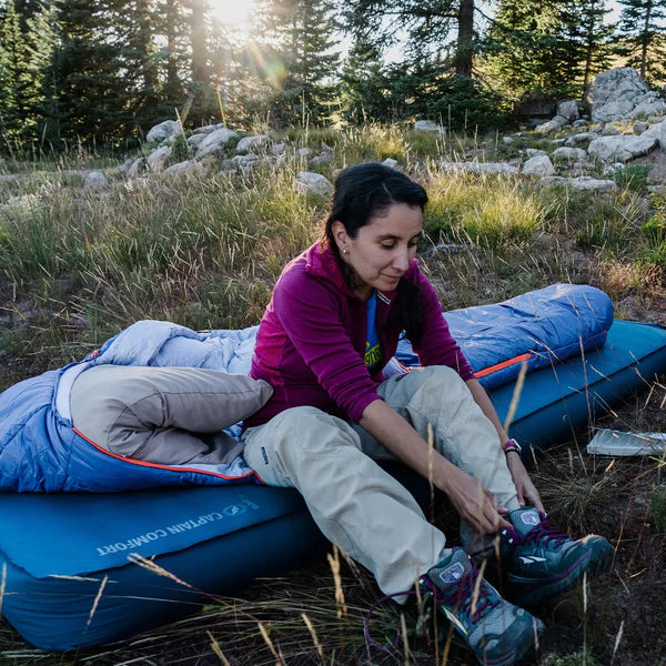 Comfortable camping sleeping pad with mattress-like support and vertical sidewalls