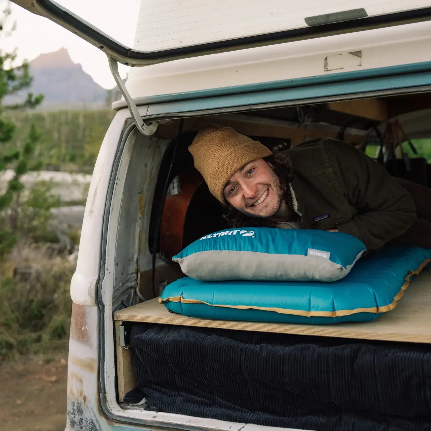 Machine-washable camp pillow outer shell