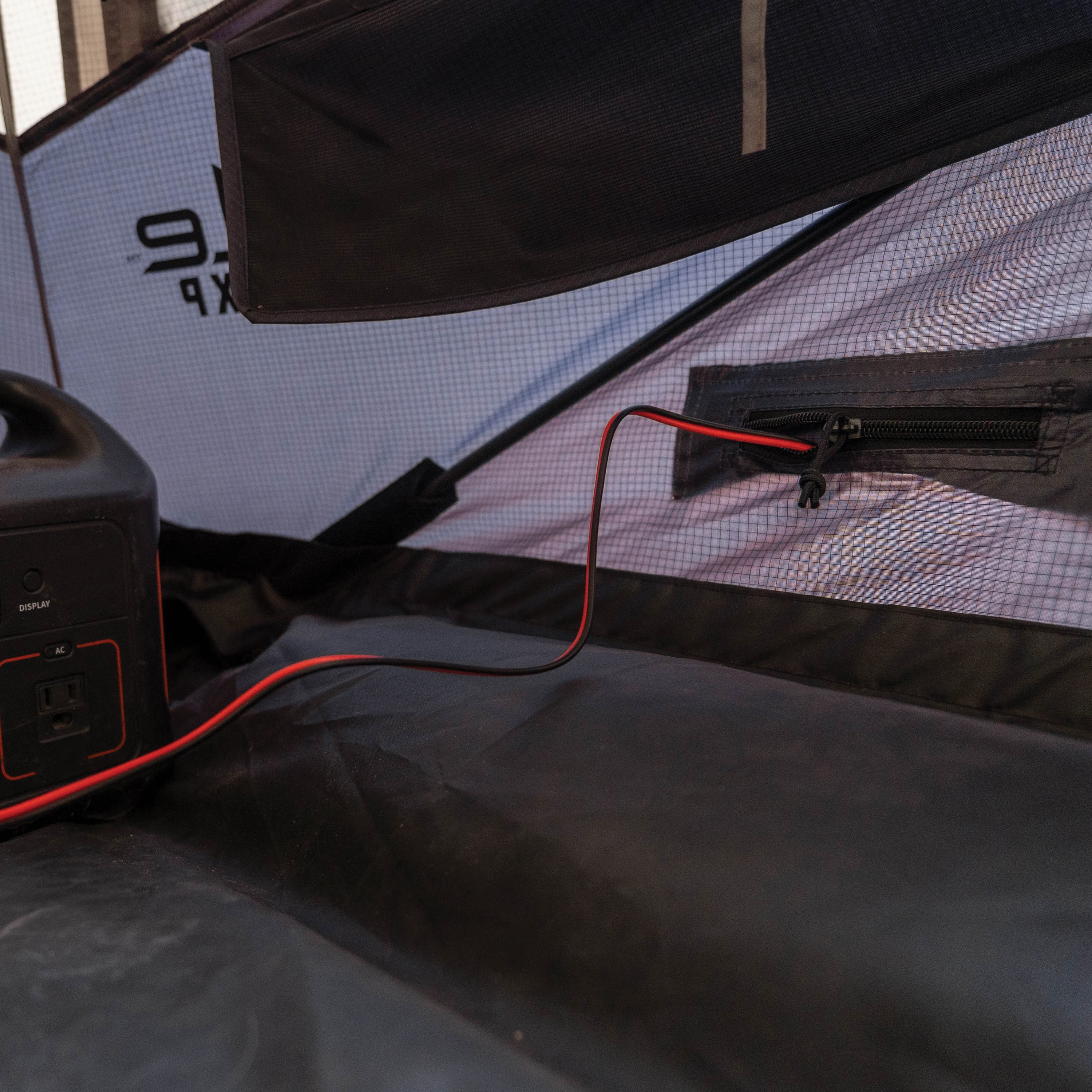 Tent with closable roof vents designed for use with heaters or AC units