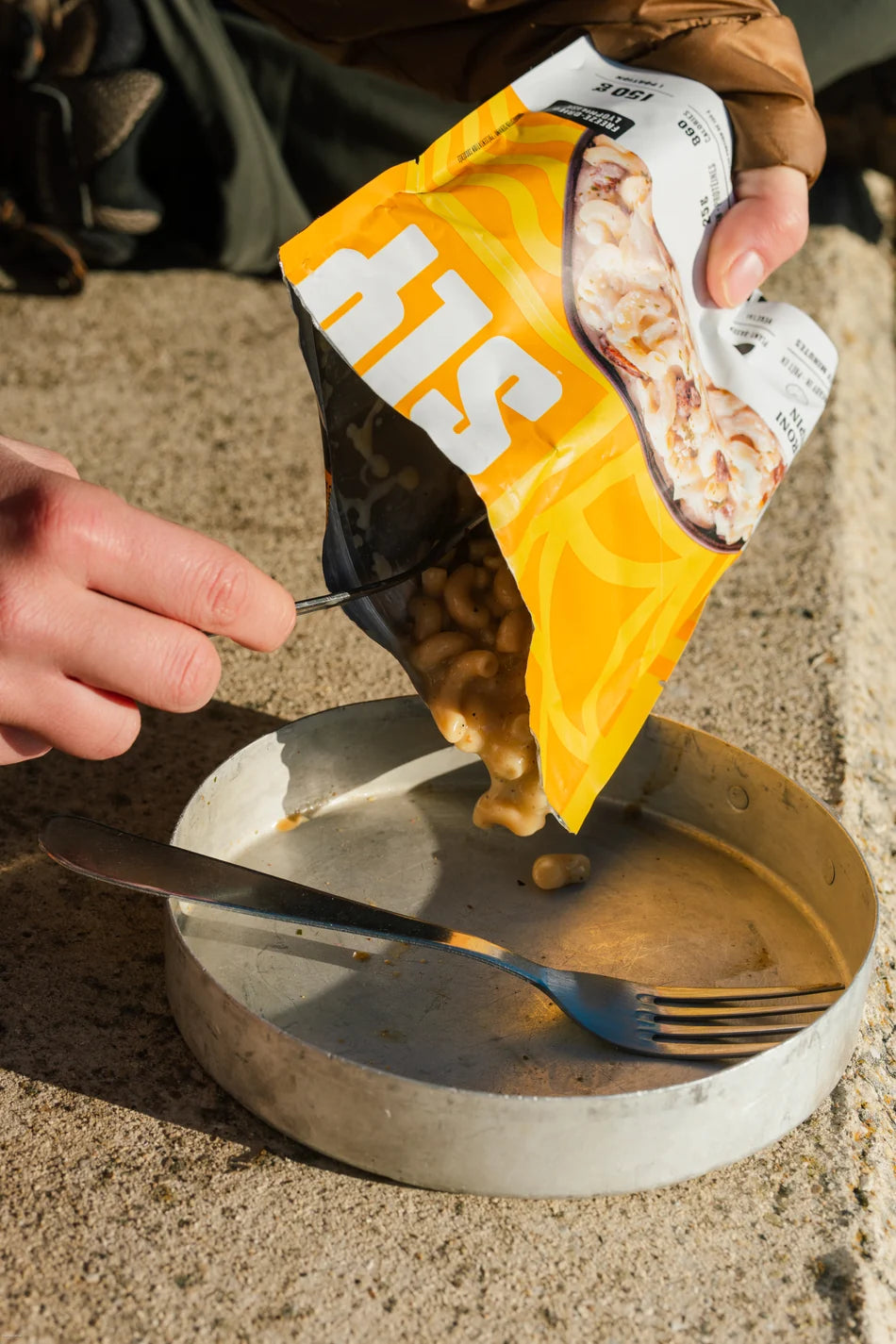 Plant-based protein macaroni meal for mountain adventures and winter excursions
