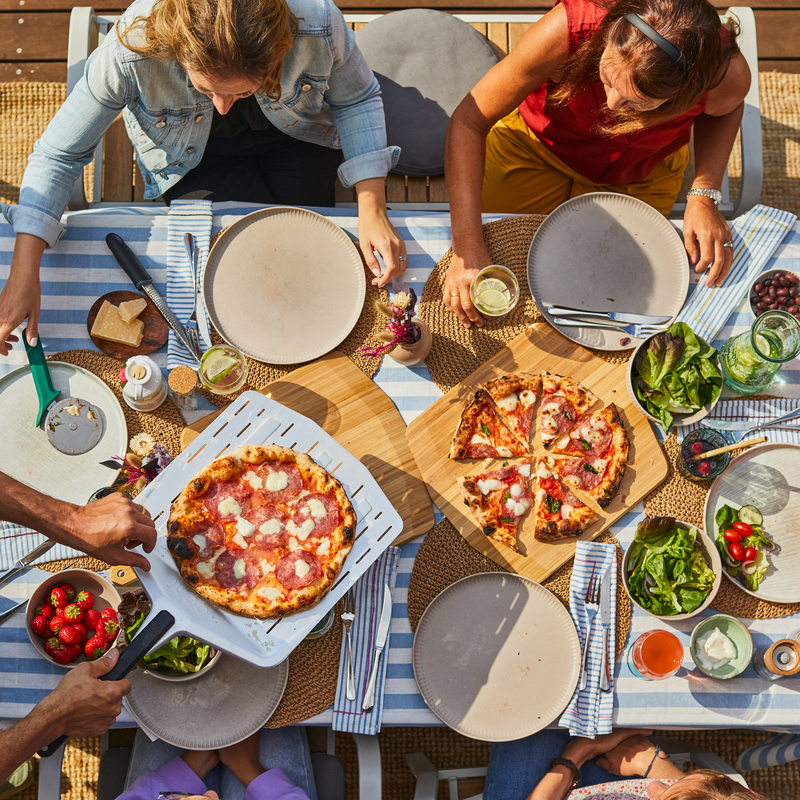 Pizza oven with flame safety device and side-mounted gas control dial