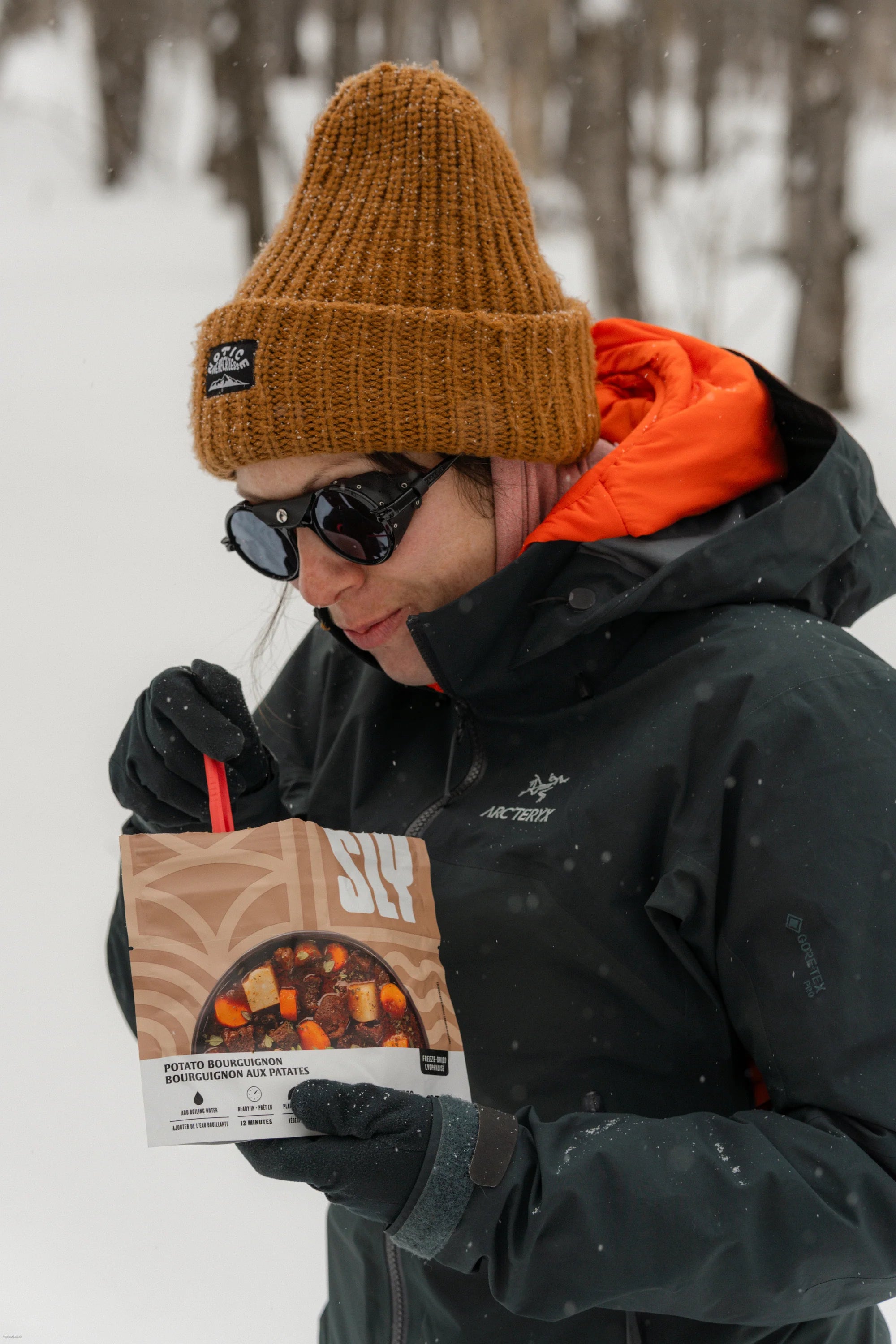 High-calorie freeze-dried stew for hiking, camping and outdoor adventures