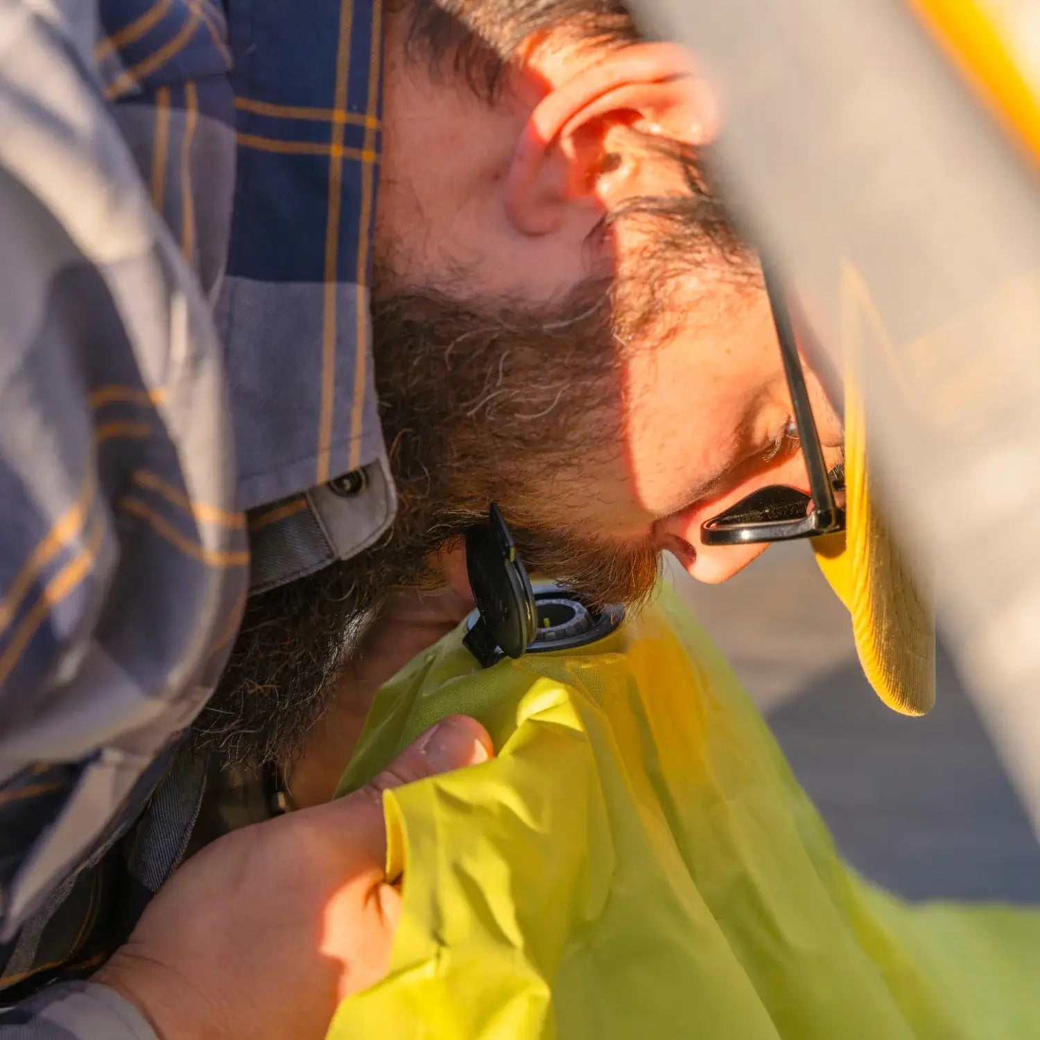 Contoured inflatable sleeping pad with expansion zones for warmth