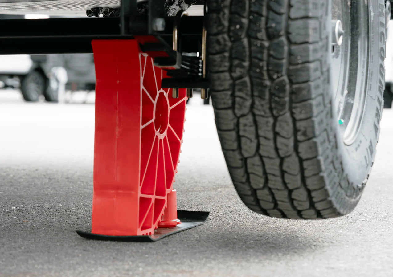 Heavy-duty RV wheel lift for single axle trailer