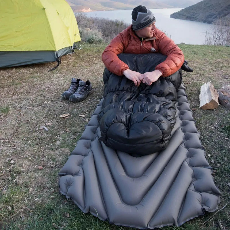  A technical diagram showing the V chamber design and dynamic side rails of the Static V Luxe, explaining its ability to reduce air movement and increase insulation.