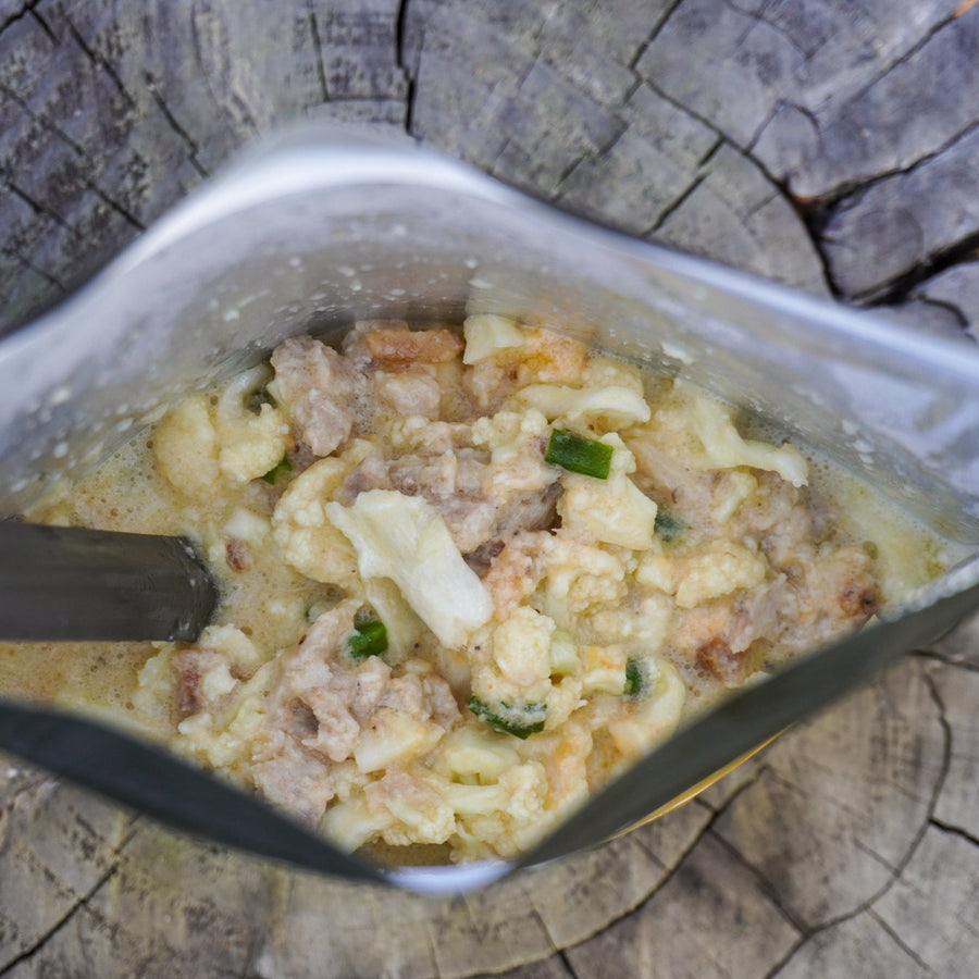 High-protein freeze-dried chicken and cauliflower with bacon bits