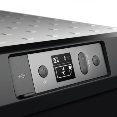 The Dometic CFX3 55IM cooler’s easy-to-read high-resolution color display panel. The panel shows temperature, voltage, Bluetooth/WiFi connection status, and includes a USB port for charging devices.