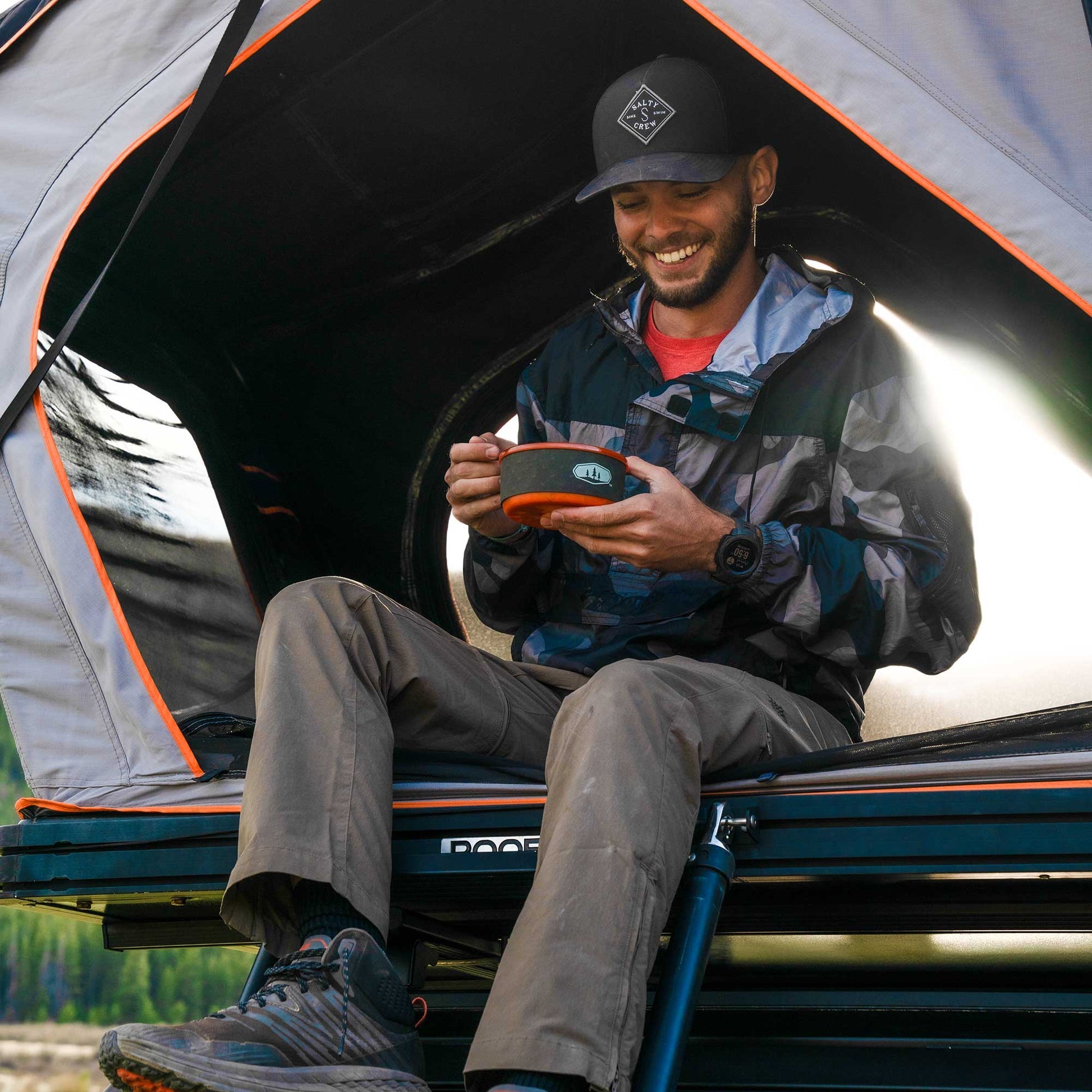 Heat-resistant nylon lid with an integrated strainer, designed to resist deformation in packs.