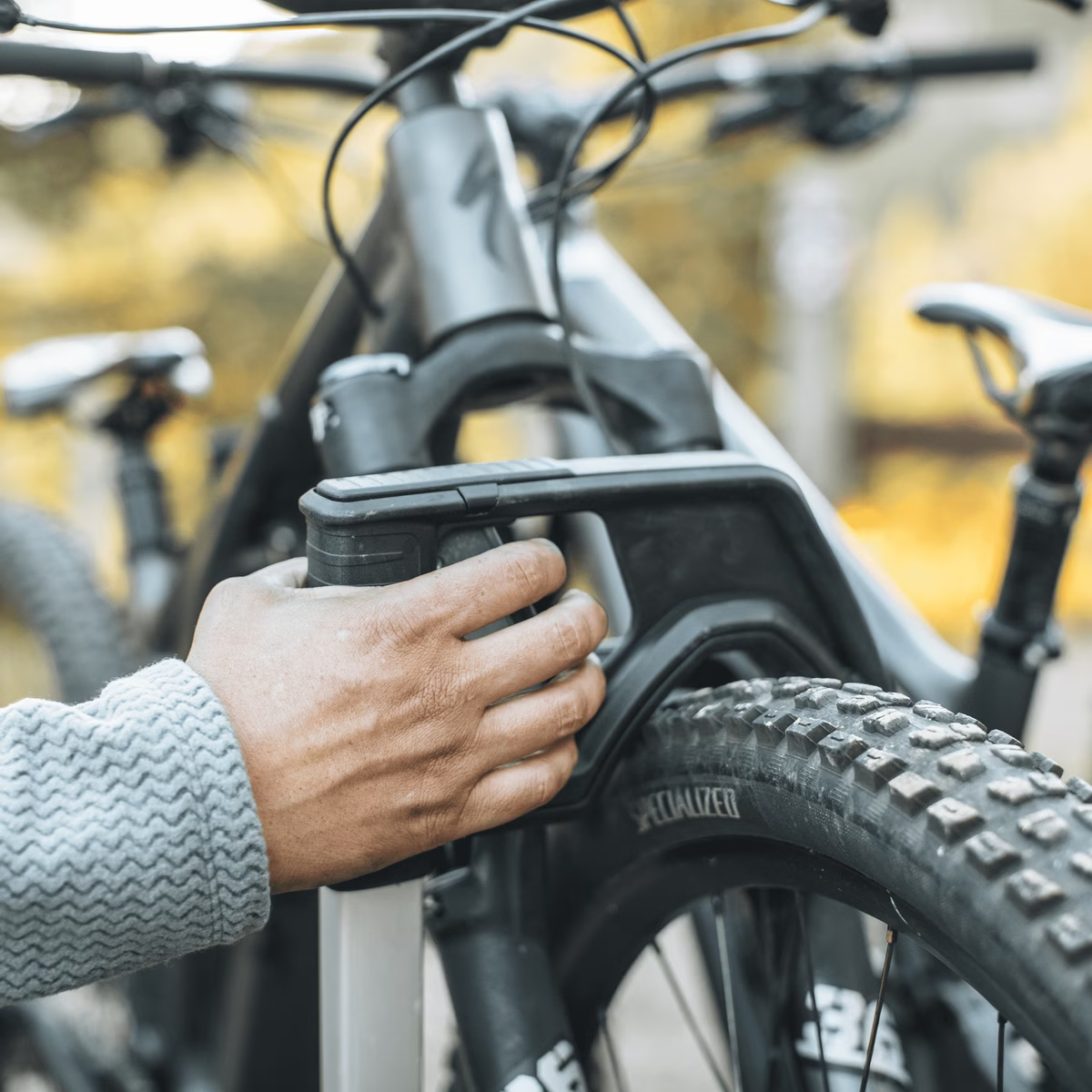 Thule transport wheels attached to the rack – Making carrying and storage effortless.

