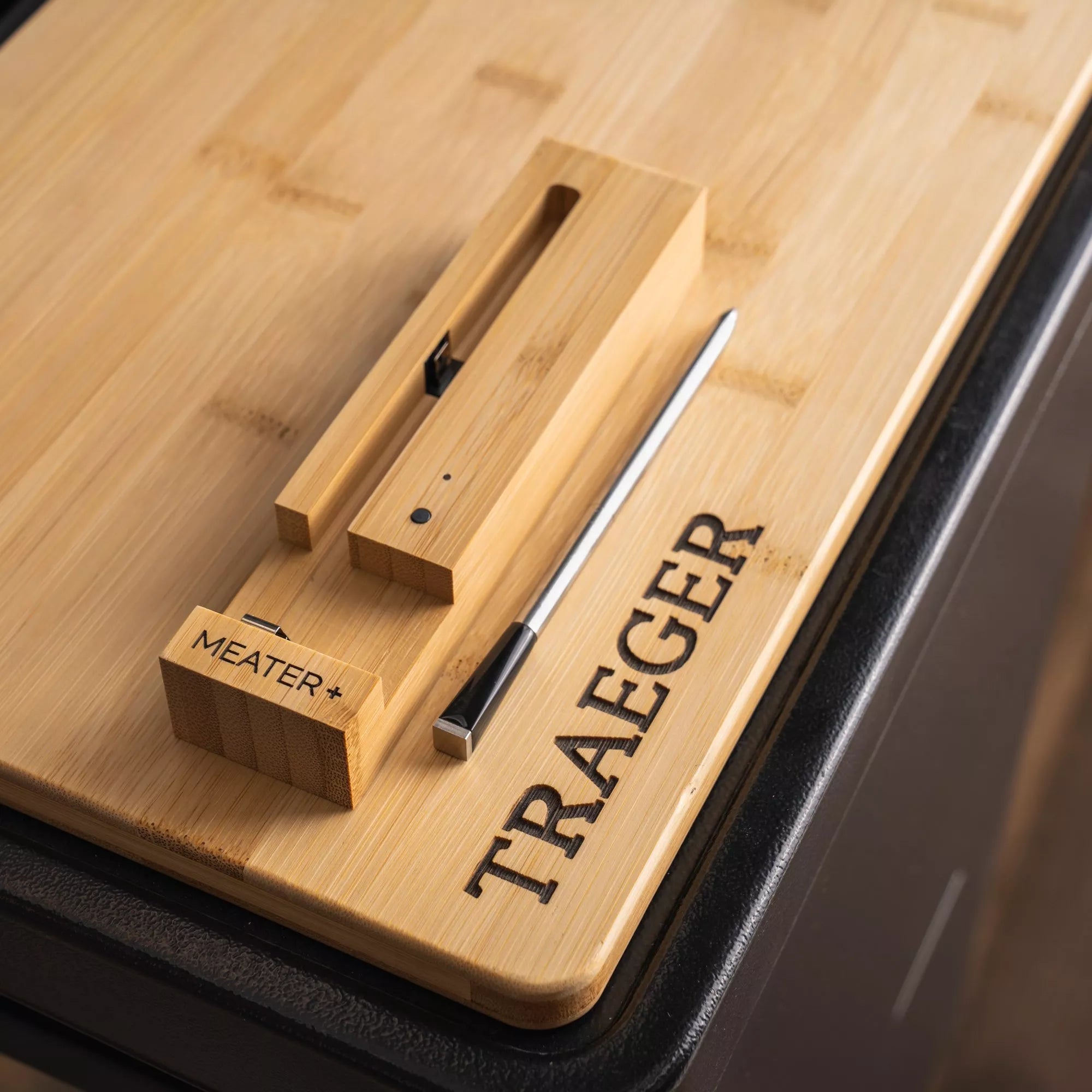 Wireless meat thermometer MEATER Plus smart probe with charging dock