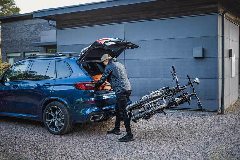 Thule EasyFold XT 2 hitch bike rack with adjustable wheel straps and pump buckles for securing bike wheels